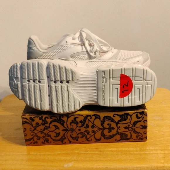 Brand New Nike Women's Sneakers Size 12 - Picture 4 of 6